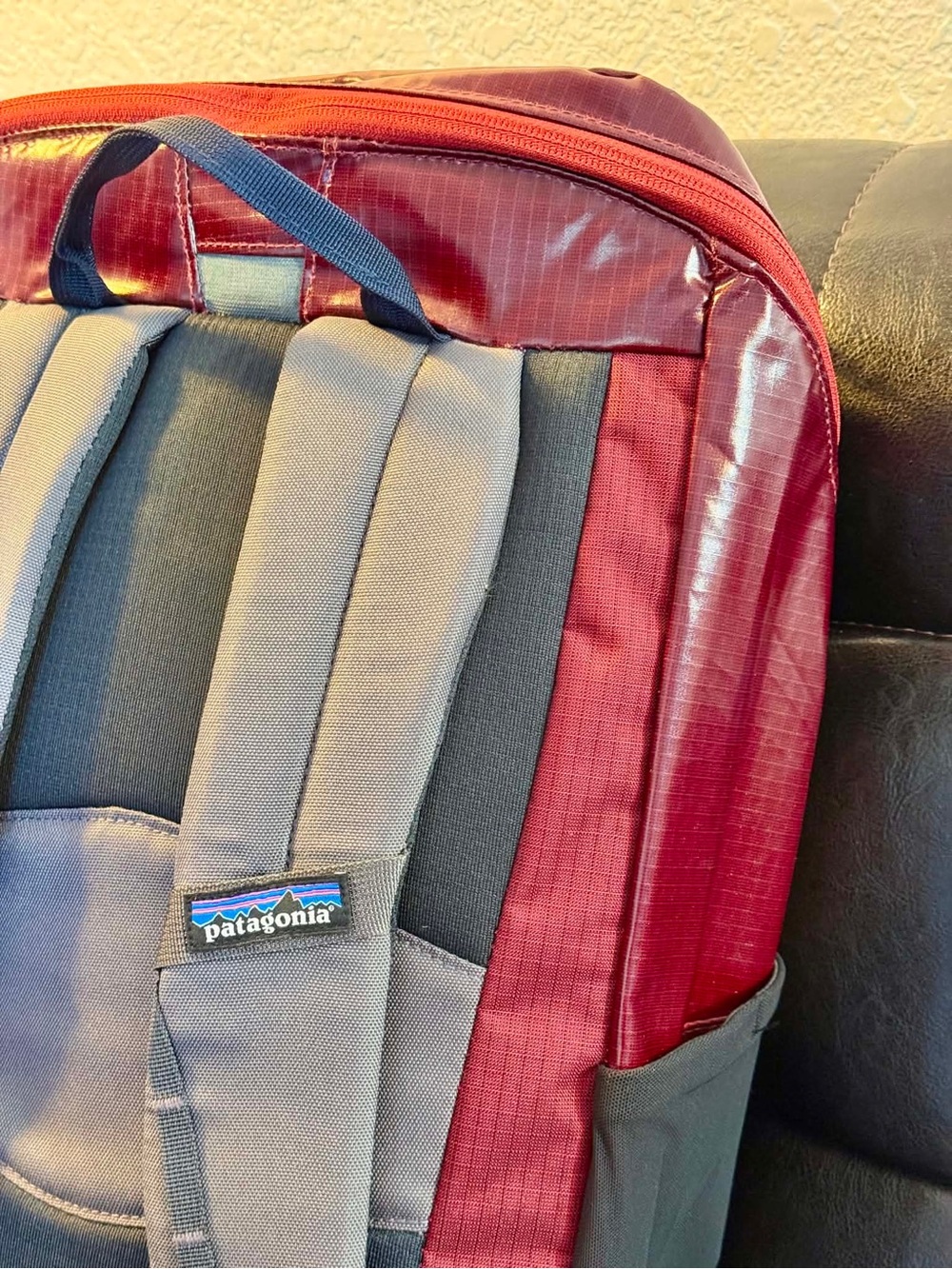 Women Patagonia Black Hole 23L Backpack Red - New - Minor Logo Flaw - Picture 7 of 7